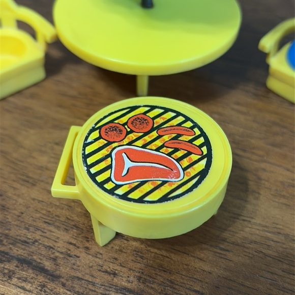 VINTAGE FISHER PRICE PATIO TABLE W/ UMBRELLA, CHAIRS, GRILL & LITTLE PEOPLE FIG. - Picture 2 of 9